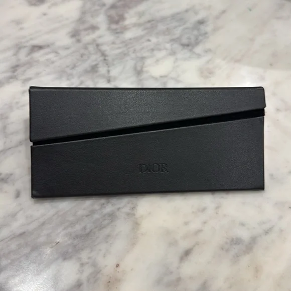 Christian Dior sunglasses

DIOR EverDior A1U polarized glasses! Smoke n gold - Picture 6 of 6